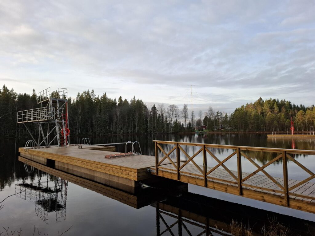 Härjanvatsan uimaranta, laituri ja hyppytorni
