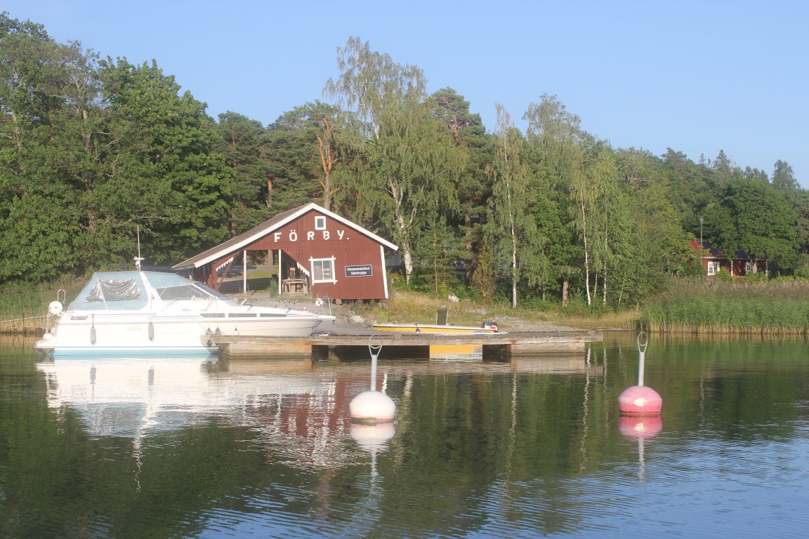 Vierasvenelaiturissa on mahdollista kiinnittyä joko poijuun tai aisaan.