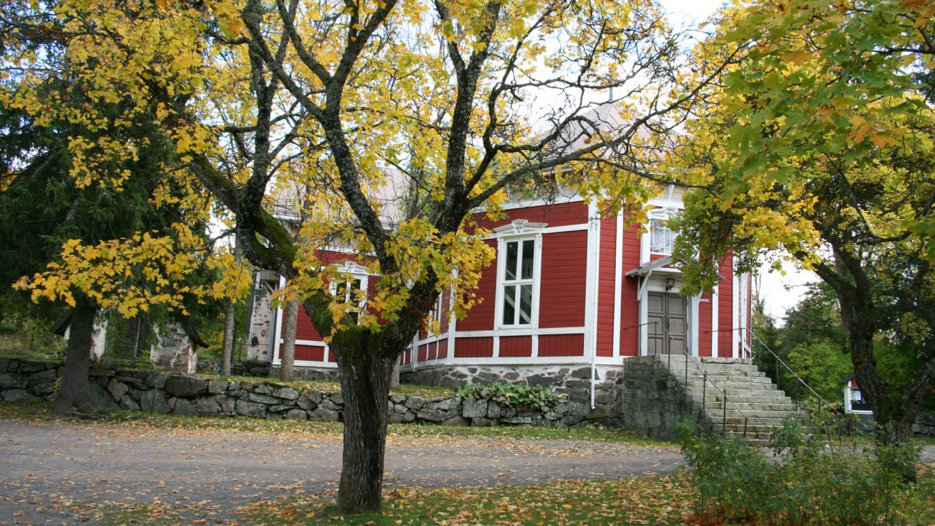 Kisko Church in the fall