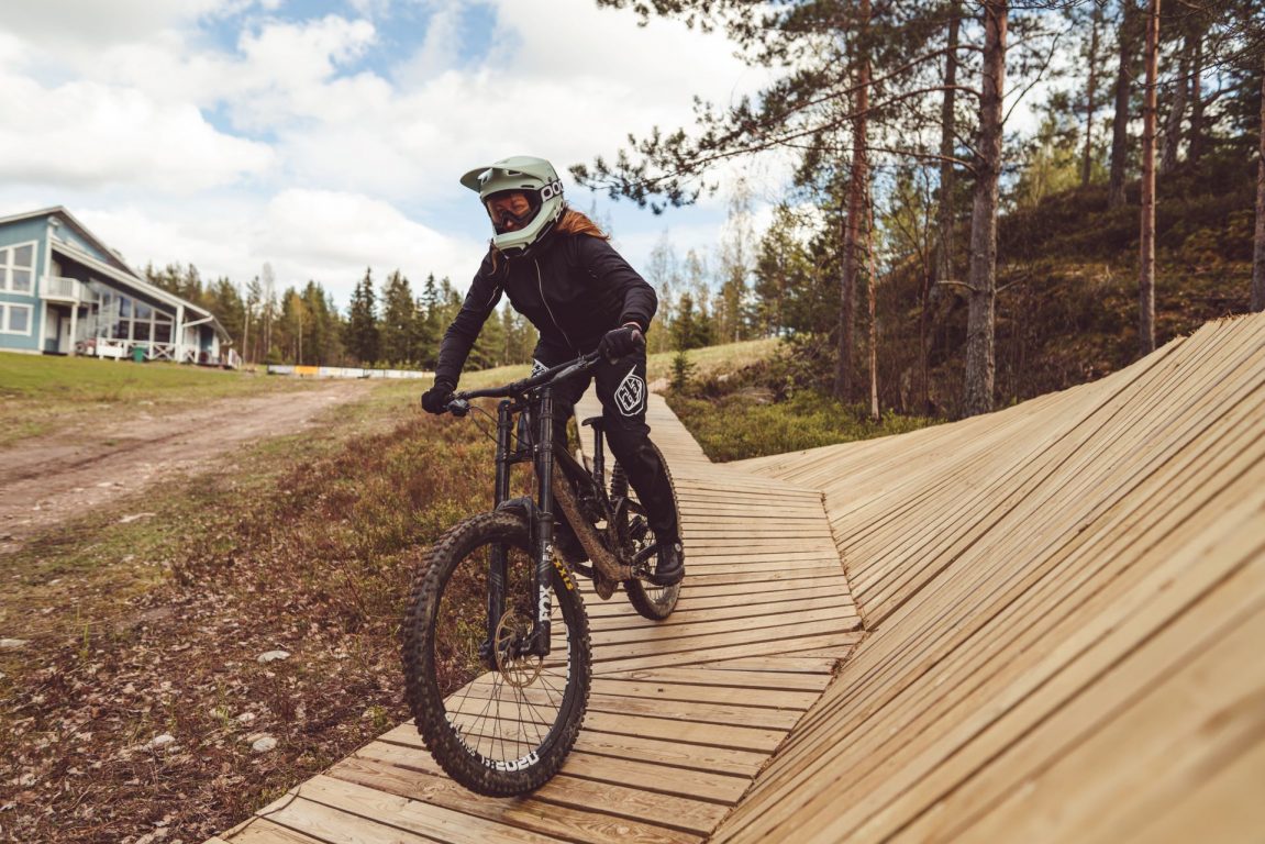 Pyöräilijä Meri-Teijo Bike Parkissa