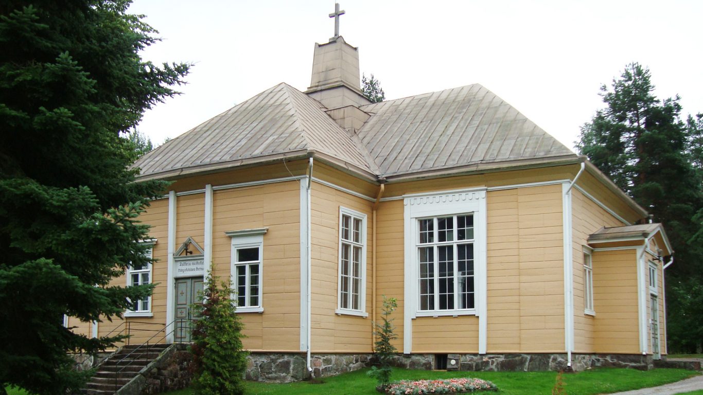 Suomusjärven kirkko ulkoa kuvattuna