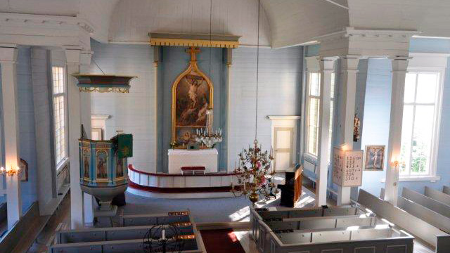 Suomusjärven kirkon alttari parvelta kuvattuna