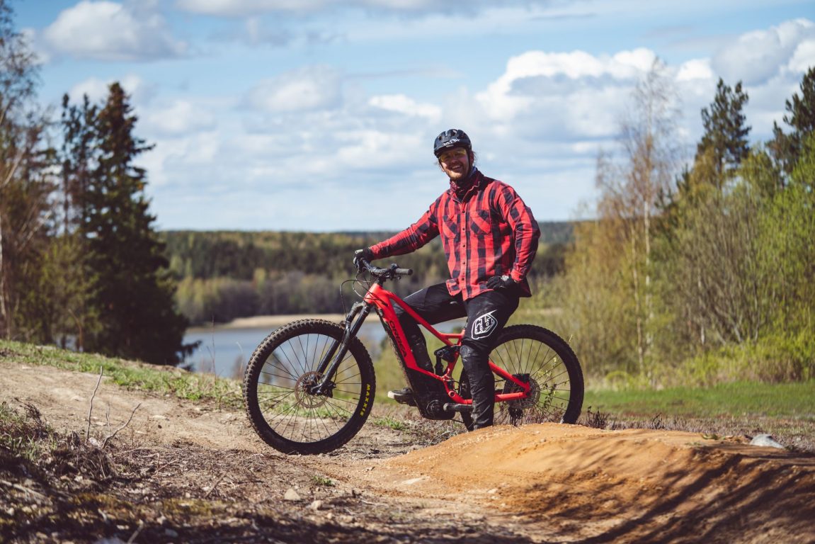 Pyöräilijä Meri-Teijo Bike Parkissa