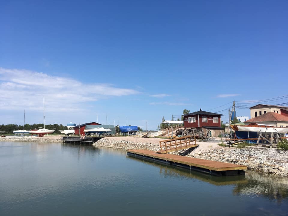 In addition to the pier there is also space in front of the cafe so you can come by with a boat. 