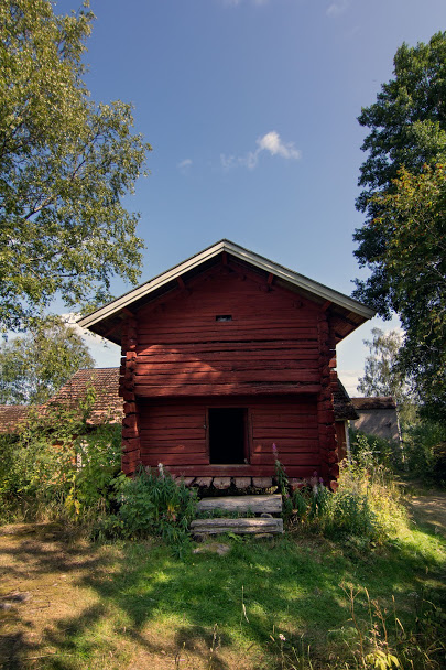 Punainen piharakennus, ovi, puiset portaa.