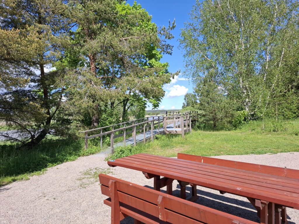 Esteettömän reitin penkit