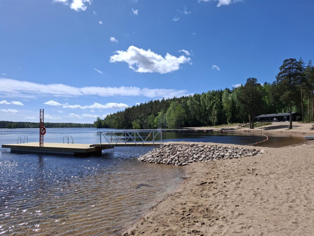 Lehmijärven rantaa uusitulla laiturilla. 