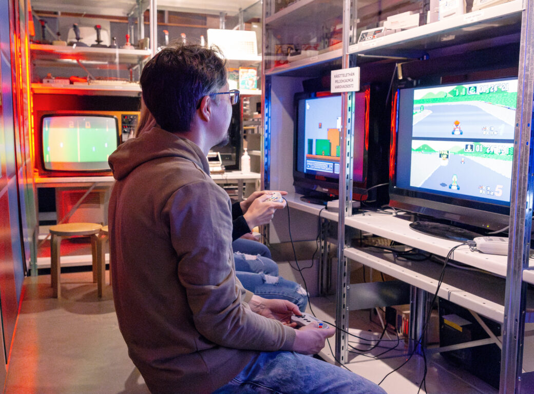 Videopelin pelaajia.