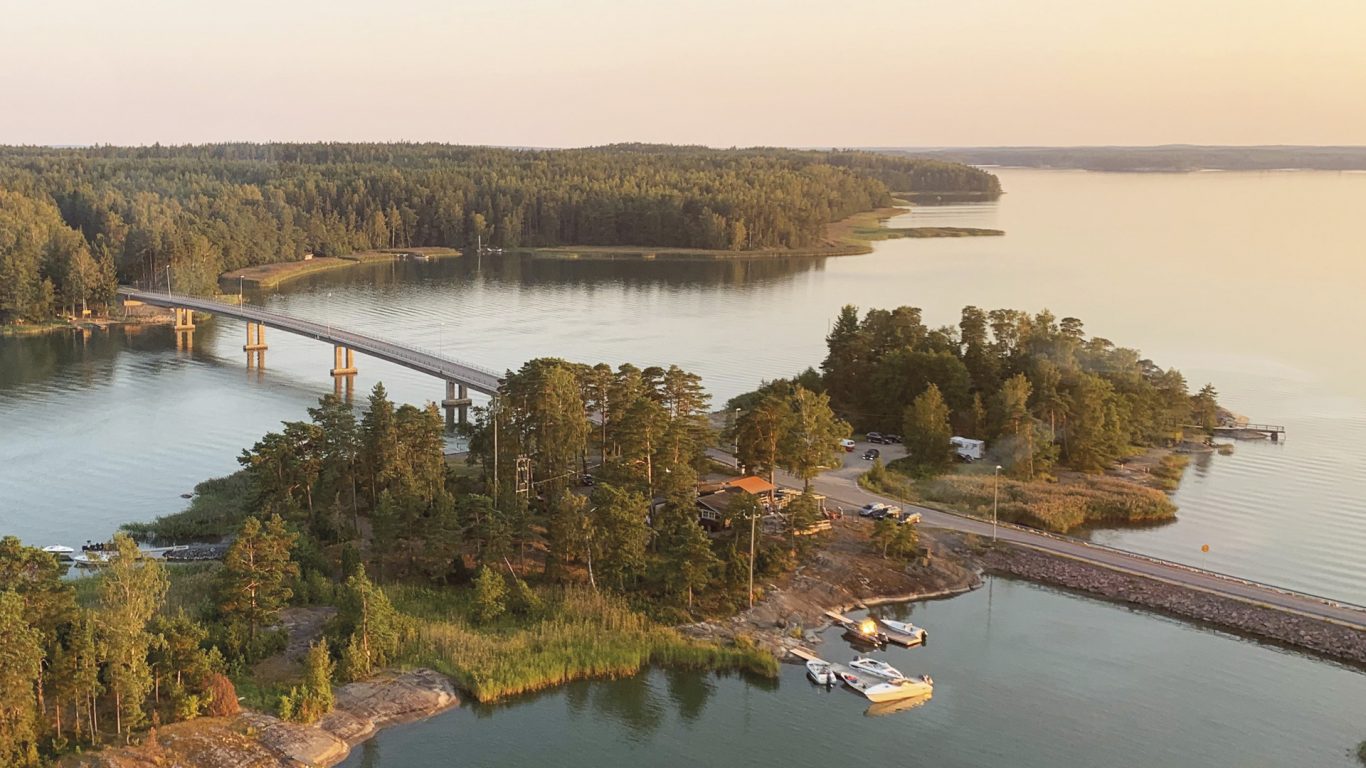 Saaristoravintola Villa Meri sijaitsee pienellä saarella Niksaaressa Särkisalossa eteläisessä Salossa