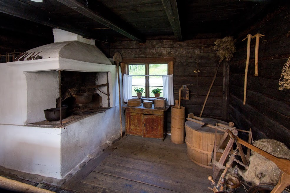 Trömperi Kestikievari inn from inside with a large baking oven, household items