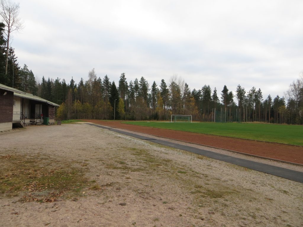 Muurlan kuntoradan lähtöpaikan vieressä kuntosali ja urheilukenttä