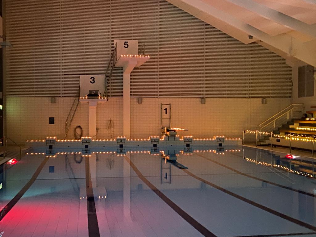 Uimahallin hyppytorni kynttilävaloin koristeltu