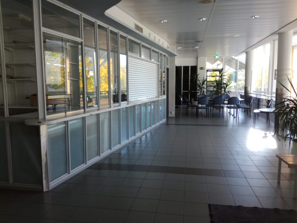 Halikon liikuntahallin kahvio.