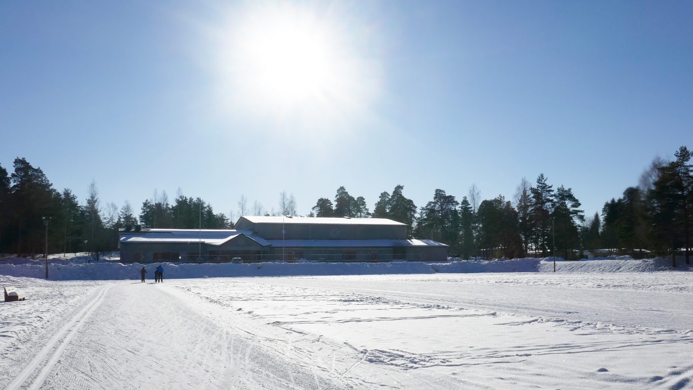 Melassuo ja Perniön liikuntahallin talvikuva