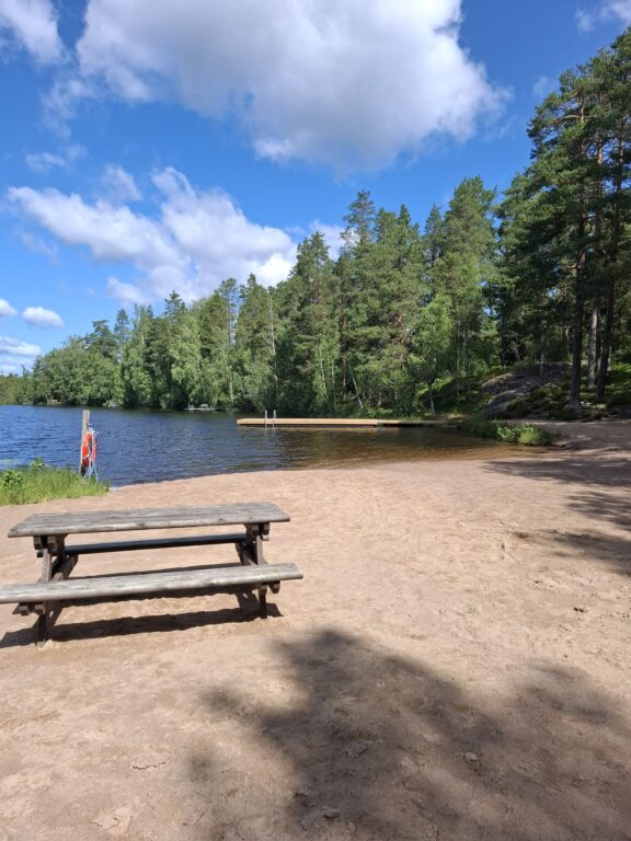 Vähäjärven uimapaikan ranta