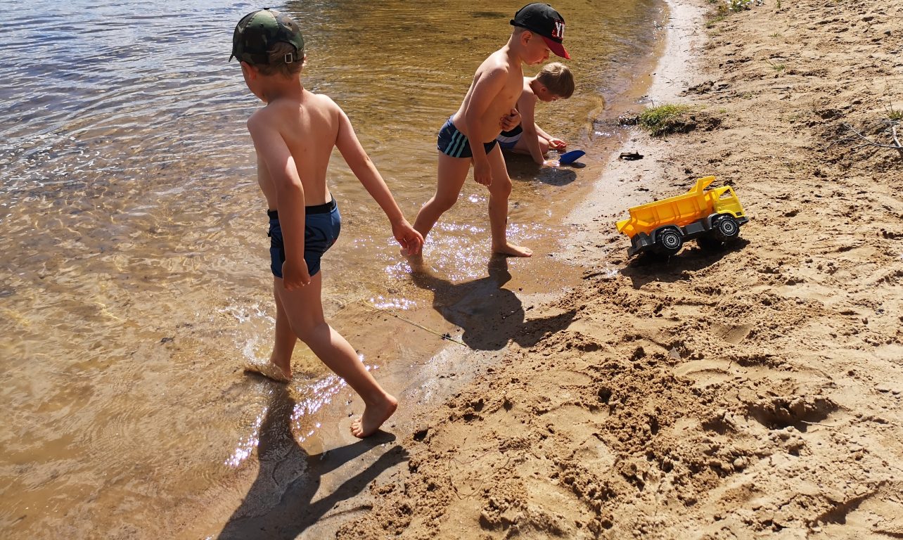 Pikkupojat rannalla hiekkaleikeissä