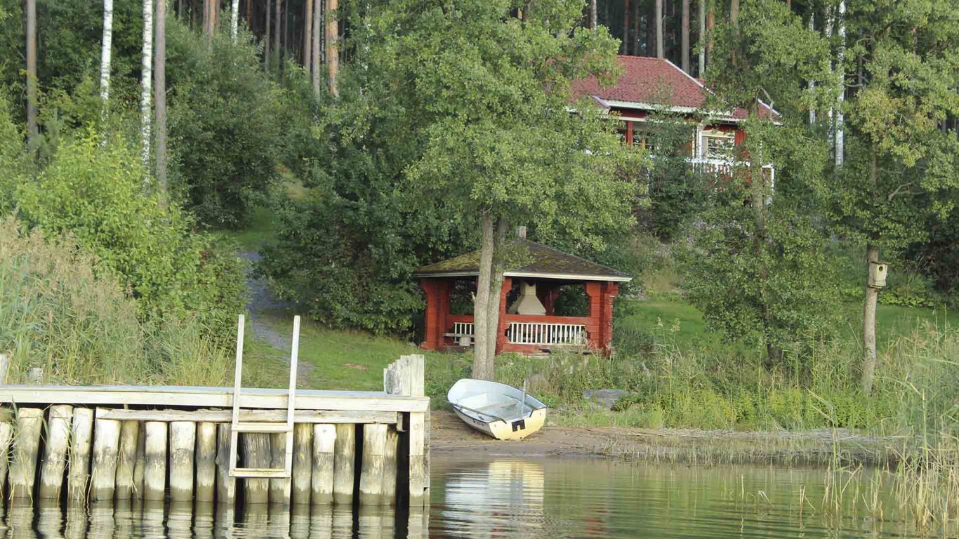 Ylöstalon lomamökki meren rannalla saaristossa