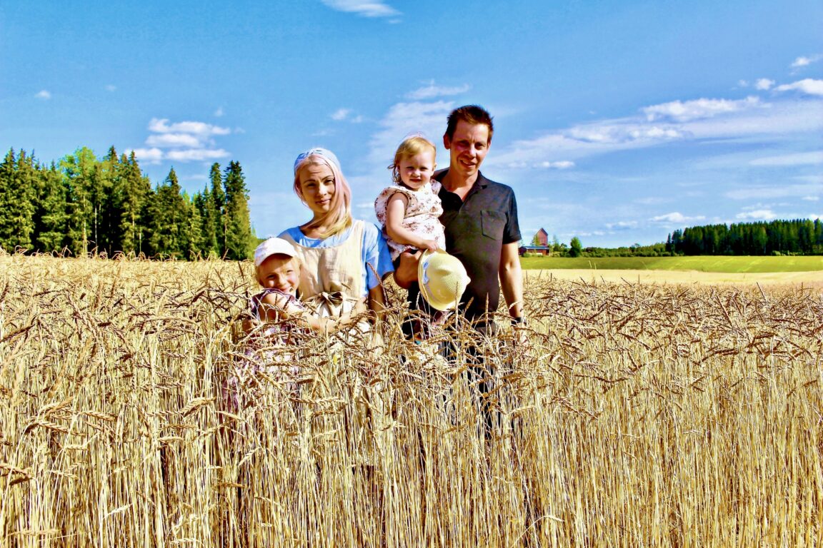 Birkkalan spelttitilan isäntä perheineen