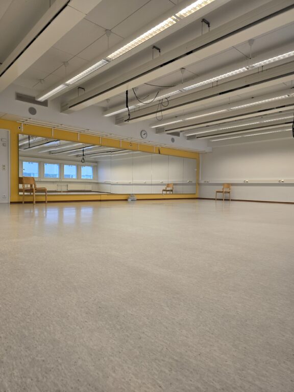 Liikuntatila peileineen