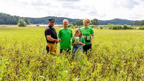 Karviaisten tilan perhe