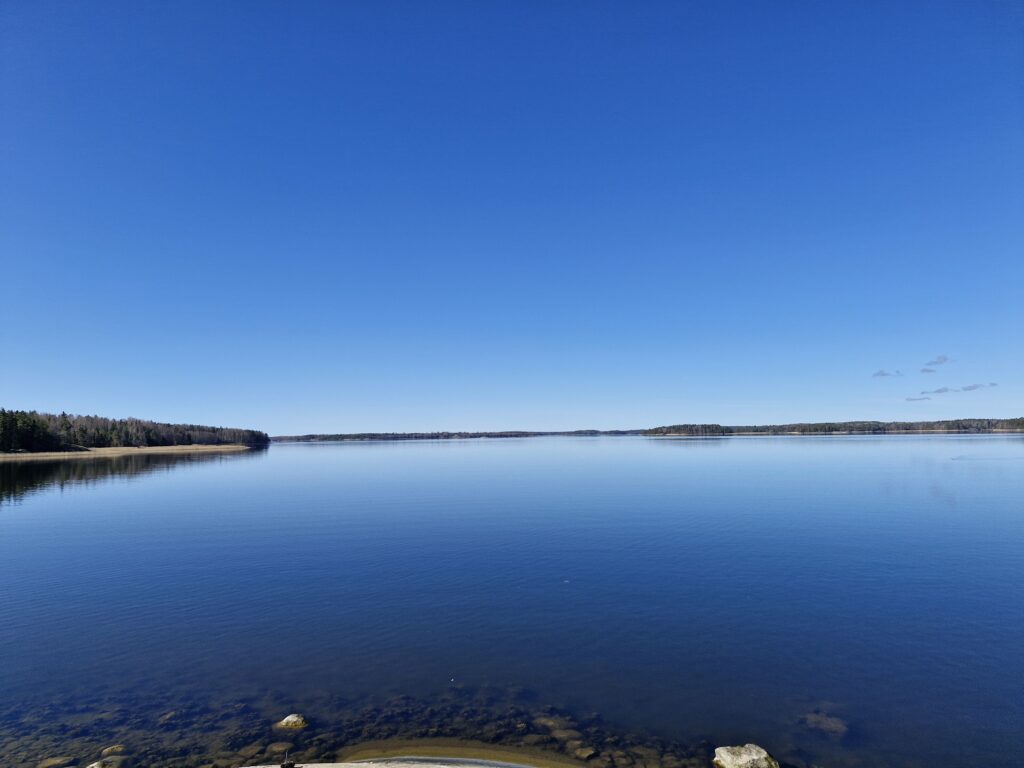 Saaristoinen merimaisema.