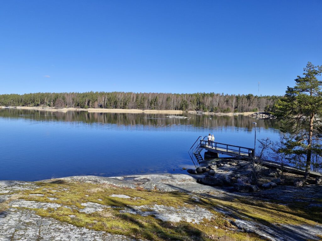 Merellinen kuva laiturista kalliorannalla. 
