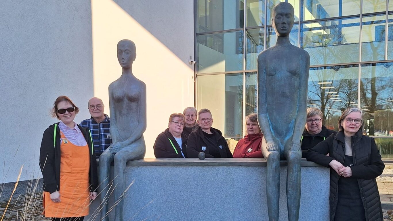 Salon oppaita ryhmäkuvassa Salon kaupungintalon edustalla